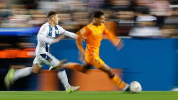 Real Madrid's English midfielder #05 Jude Bellingham is challenged by Leganes' Spanish midfielder #10 Daniel Raba (L) during the Spanish league football match between Club Deportivo Leganes SAD and Real Madrid CF at the Estadio Municipal Butarque in Leganes on November 24, 2024. (Photo by OSCAR DEL POZO / AFP)