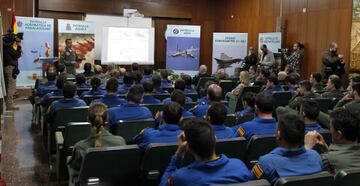 Los pilotos de la Patrulla Águila son también instructores de la Academia General del Aire.