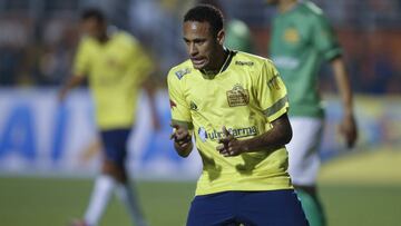 El jugador brasileño Neymar celebra un gol en un partido benéfico