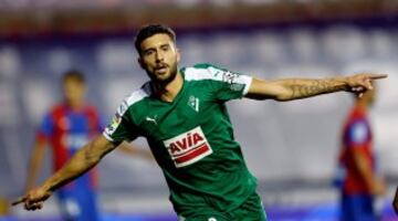 El delantero del Eibar, Borja Bastón, celebra el gol conseguido ante el Levante durante el partido de Liga de Primera División disputado esta tarde en el estadio Ciutat de Valencia.