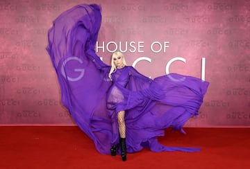 Conocida mundialmente como Lady Gaga, empezó en el mundo del espéctaculo interpretando pequeños papeles secundarios. Tras triunfar en la música ha centrado estos últimos años en su carrera como actriz, con gran éxito en la nueva adaptación de Ha nacido una estrella o La casa Gucci. Su nombre lo adoptó de la canción de Queen Radio Gaga. Stefani, que trabajaba en un bar de camarera, se pasaba el día cantando este tema, por lo que los compañeros la empezaron a llamar Lady Gaga.