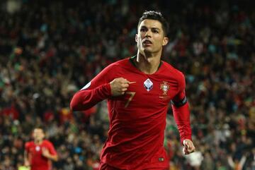 Cristiano Ronaldo makes it 2-0 against Lithuania
