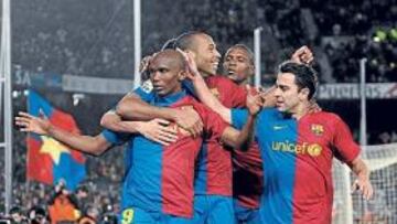 <b>DE CELEBRACIÓN. </b>Los jugadores del Barcelona festejan un gol conseguido por Etoo esta temporada.