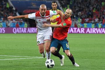 Noureddine Amrabat con Iniesta.