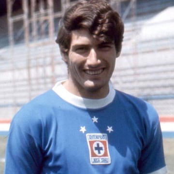El 'Mariscal', como fue conocido, es reconocido como uno de los mejores centrales de la historia del fútbol chileno y pese a hacer gran parte de su carrera en Univerisidad de Chile, el también ex entrenador, se transformó en ídolo del Cruz Azul de México.