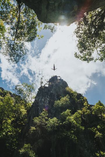 Las imponentes formaciones de piedra caliza de la Pequeña y Gran Laguna en la isla de Miniloc, que están a 40 minutos en bote del pueblo de El Nido, proporcionarán un magnífico telón de fondo para la inauguración de la temporada 