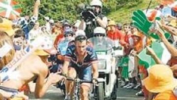 <b>AGOBIO EN PLENA ASCENSIÓN. </b>Armstrong afrontó las rampas de Plateau de Beille acosado por los aficionados, muchos de ellos seguidores del Euskaltel.