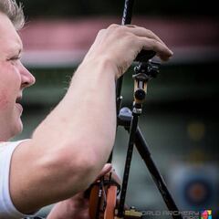 Van der Berg lidera y Acha y Alvariño aguantan en el Top-30