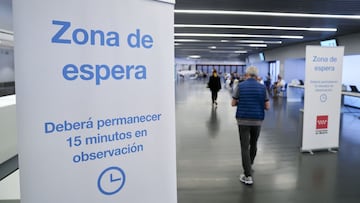 Un hombre entra en la zona de espera, después de recibir la dosis con la vacuna de Pfizer en el Wanda Metropolitano