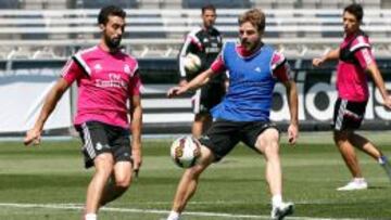 AYER EN VALDEBEBAS. Arbeloa con Illarra, y Chicharito al fondo.