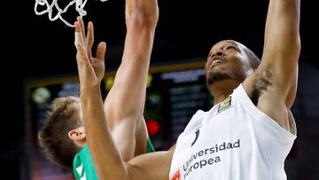 GRAF4778. MADRID, 11/10/2018.- El ala p&iacute;vot del Real Madrid, Anthony Randolph (d) con el bal&oacute;n ante el ala p&iacute;vot del Darussafaka Estambul, Berk Demir durante el partido de la primera jornada de Euroliga que disputan hoy en el Wizink Center de Madrid. EFE/ Juanjo Martin