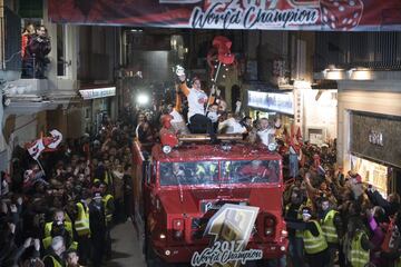 Marc Márquez celebra su sexto mundial con sus vecinos de Cervera.