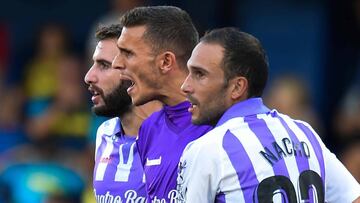 Real Valladolid&#039;s Spanish goalkeeper Jordi Masip (C) celebrates with teammates after stopping a penalty during the Spanish league football match Villarreal CF against Real Valladolid FC at the at La Ceramica stadium in Vila-real on September 30, 2018