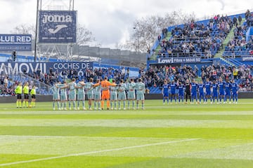 Respetuoso minuto de silencio en memoria de Carles Mi?arro, mdico del FC Barcelona que falleci en el hotel de concentracin del club blaugrana.