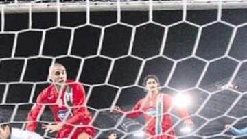 <b>SALVADOR TREZEGUET. </b>Trezeguet, de rojo, en el momento de lograr el empate para la Juventus.