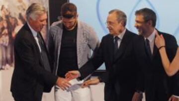 Florentino y Ancelotti, durante la presentación de la app del Madrid.