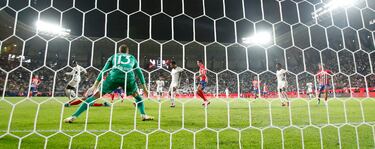 2-1. Dani Carvajal filtra un pase raso dentro del área,  Ferland Mendy remata, con el exterior de su bota y de espaldas a la portería de Jan Oblak, para superar al guardameta esloveno.