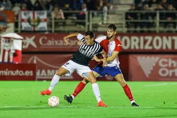 Nacho Heras disputa un balón con Van Rijn.