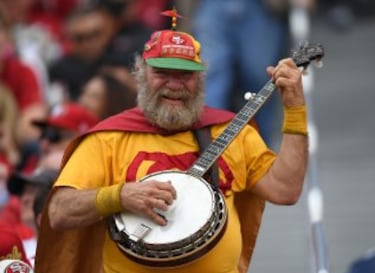 -"Mirad, le he compuesto una canción al Hombre-Pito. Dice así: Hombre-Pito, Hombre-Pito, hace todo lo que hace un pito..." Señor vagabundo con un bangio, eso es un plagio de la canción de Spider-Man. Tenga cuidado que Marvel le cruje con los derechos de autor.