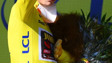 Vingegaard, en el podio de Mende.