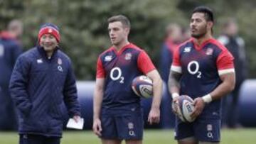 Eddie Jones, George Ford y Manu Tuilagi, durante un entrenamiento de la selecci&oacute;n inglesa de rugby.