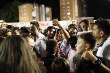 Afición y jugadores celebran sobre el terreno de juego la vuelta del Rayo Vallecano a Primera División.