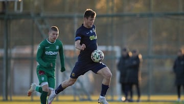 Marc Gual en su primer partido con el FC Dnipro.