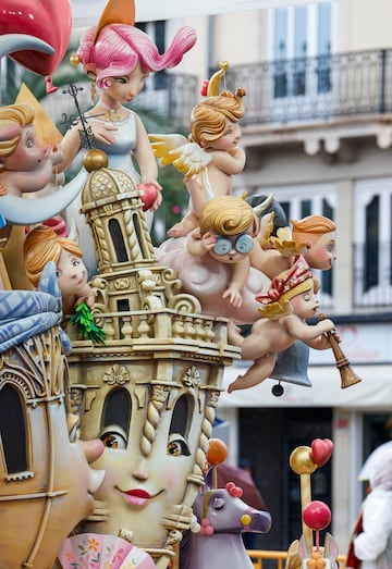 Este mircoles, 19 de marzo y da de San Jos, se celebrar el emocionante "Da de la Crem" en las Fallas de Valencia, donde ms de 700 monumentos que los artistas falleros han levantado por toda la ciudad ardern en un espectculo impresionante. Marcando el broche de oro de la fiesta ms emblemtica de Valencia y una de las ms multitudinarias de toda Espa?a. La noche se iluminar con fuegos artificiales.