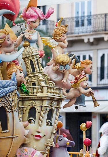 Este miércoles, 19 de marzo y día de San José, se celebrará el emocionante "Día de la Cremà" en las Fallas de Valencia, donde más de 700 monumentos que los artistas falleros han levantado por toda la ciudad arderán en un espectáculo impresionante. Marcando el broche de oro de la fiesta más emblemática de Valencia y una de las más multitudinarias de toda España. La noche se iluminará con fuegos artificiales.