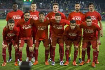 El once inicial del Atlético de Madrid con la camiseta de apoyo a Tiago tras su lesión de tibia. 
