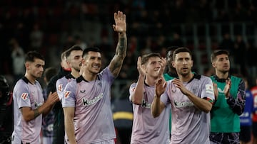 PAMPLONA, 21/12/2024.- Los jugadores del Athletic de Bilbao celebran su victoria tras el encuentro de la jornada 18 de LaLiga que Atlético Osasuna y Athletic de Bilbao han disputado este sábado en El Sadar. EFE/Jesús Diges