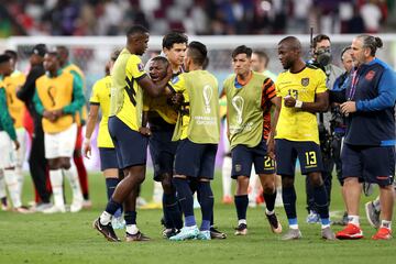 Moisés Caicedo consolado por sus compañeros de equipo. 