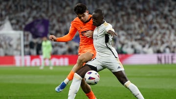 MADRID, 11/11/2023.- El defensa del Real Madrid Ferland Mendy (d) disputa una posesión ante Fran Pérez delantero del Valencia durante el partido de LaLiga de fútbol que Real Madrid y Valencia CF disputan este sábado en el estadio Santiago Bernabéu. EFE/Mariscal