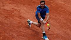 Marcel Granollers devuelve una bola ante Novak Djokovic en Roland Garros 2017.