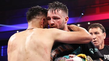 Josh Taylor y Jos&eacute; Carlos Ram&iacute;rez se abrazan tras su combate.