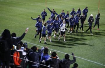 James entrena y comparte al lado de sus compañeros del Real Madrid en Yokohama.