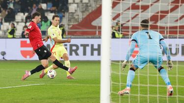 Acción preciosa al primer toque, con Baena filtrando para Oyarzabal hasta línea de fondo, desde donde se sacó un gran centro raso que fue empujado por Ferran Torres al fondo de la portería. 