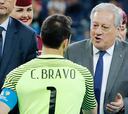 Claudio Bravo: "Arturo Salah sólo está cuando hay foto"
