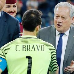 Claudio Bravo: "Arturo Salah sólo está cuando hay foto"