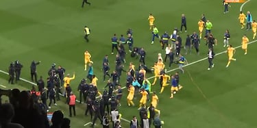 Vergüenza absoluta: invasión de campo en el festejo del Barça