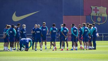 Ronald Koeman, con sus jugadores en un corrillo al inicio de la sesión de ayer.