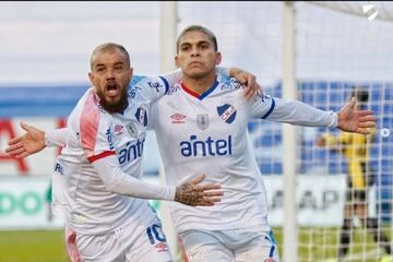 Apodado como el Cabezón, Andrés D’Alessandro (Buenos Aires, 15/4/1981) es otro de los valientes que siguen jugando al fútbol con 40 años. El 4 de enero se confirmó que el centrocampista argentino firmaba un contrato de un año con el Club Nacional de Montevideo, que, sin embargo, no será el último destino de su carrera deportiva. Así lo confirmó él mismo: “Mi contrato en Nacional acaba en fin de año y después veremos porque ya estoy en el final de mi carrera. Mi idea es jugar seis meses más y después dejarlo porque ya esto grande. Cumplo 41 en abril”.