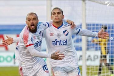 Apodado como el Cabezón, Andrés D’Alessandro (Buenos Aires, 15/4/1981) es otro de los valientes que siguen jugando al fútbol con 40 años. El 4 de enero se confirmó que el centrocampista argentino firmaba un contrato de un año con el Club Nacional de Montevideo, que, sin embargo, no será el último destino de su carrera deportiva. Así lo confirmó él mismo: “Mi contrato en Nacional acaba en fin de año y después veremos porque ya estoy en el final de mi carrera. Mi idea es jugar seis meses más y después dejarlo porque ya esto grande. Cumplo 41 en abril”.