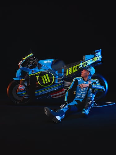 El equipo estadounidense desveló las nuevas decoraciones de sus motos para 2026, fieles a la identidad que les llevó al éxito el año pasado. El azul, el negro y el amarillo fluorescente vuelven a dominar una imagen ahora más agresiva gracias al acabado mate y a los nombres de los pilotos en los carenados, en una puesta en escena que refuerza el espíritu continuista de la marca.