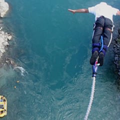 Una mujer muere mientras hace 'bungee jumping' tras lanzarse al vacío antes de tiempo