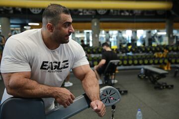 El jordano Mohammad Nsour, renunci¨® a la carrera de medicina para perseguir su sue?o de convertirse en un fisicoculturista estrella. A los 26 a?os, est¨¢ un paso m¨¢s cerca, ya que se clasific¨® para Mr Olympia, un prestigioso concurso internacional en Las Vegas, Nevada, donde se enfrentar¨¢ a los nombres y m¨²sculos m¨¢s importantes del deporte.