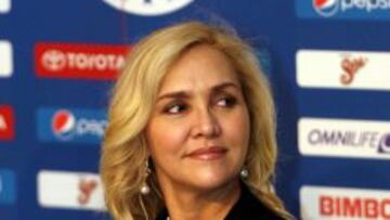 Angélica Fuentes en la sala de prensa del Estadio Omnilife.