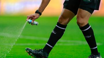 AME3791. GUADALAJARA (MÉXICO), 22/04/2023.- El árbitro central Adonai Escobedo marca la línea de tiro hoy, durante un partido entre Guadalajara y Cruz Azul por la jornada 16 del torneo clausura 2023 de la liga de fútbol mexicano, disputado en el Estadio Akron, en Guadalajara, Jalisco (México). EFE/ Francisco Guasco