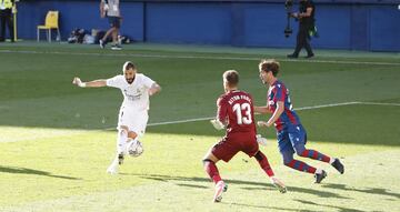 Benzema marca el definitivo 0-2 al Levante. 