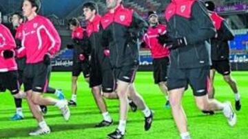 <b>PROTEGIDOS. </b>Muniain, De Marcos, San José, Díaz de Cerio y Gabilondo trotan sobre el césped del Franz Horr Stadion.